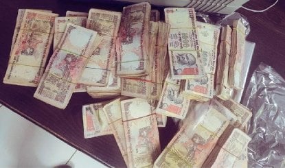 Kazipet में संदिग्ध Car से 1.38 करोड़ के पुराने 500-1000 नोट जब्त, 8 आरोपी पकड़े गए