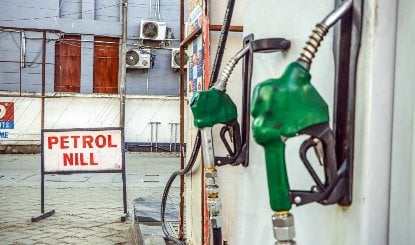Petrol Pump UPI Payment Limit New Rule | मध्य प्रदेश में पेट्रोल पंप 16 अक्टूबर से 2,000 रुपये से ज़्यादा के UPI पेमेंट नहीं करेंगे स्वीकार