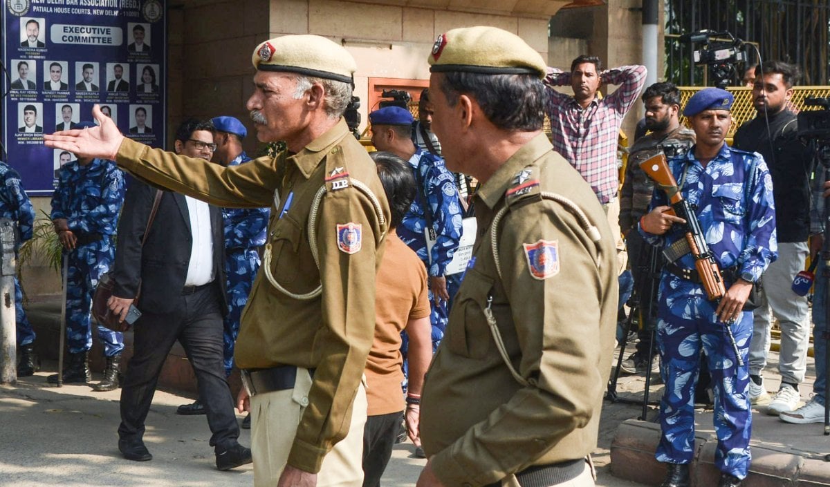 सब्जी के विवाद में हैवान बना पति, तीन मासूम बच्चों के सामने पत्नी को गोली मारकर उतारा मौत के घाट, झूठी कहानी भी नहीं आई काम सब्जी के विवाद में हैवान बना पति, तीन मासूम बच्चों के सामने पत्नी को गोली मारकर उतारा मौत के घाट, झूठी कहानी भी नहीं आई काम