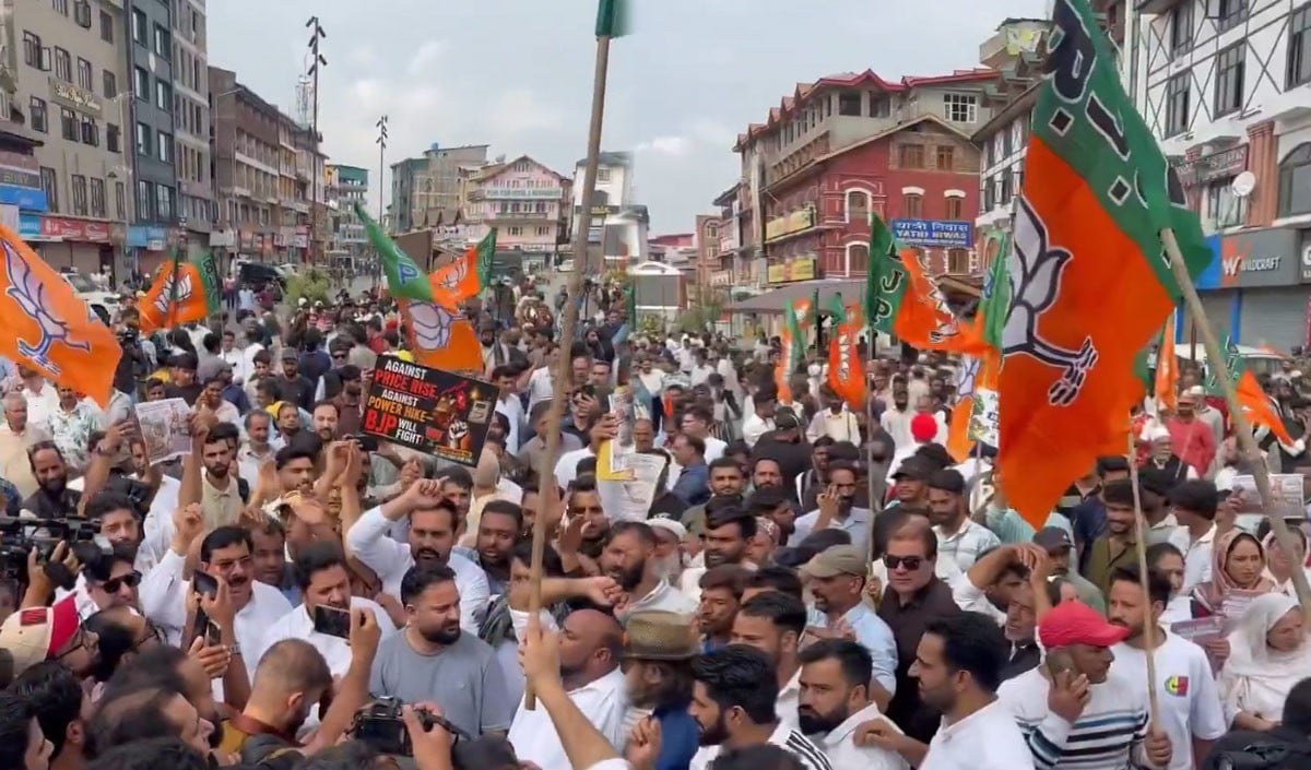 कश्मीर में सड़क पर सियासी जंग! रोजगार को मुद्दा बनाकर BJP ने किया वार, राज्य का दर्जा बना NC का हथियार