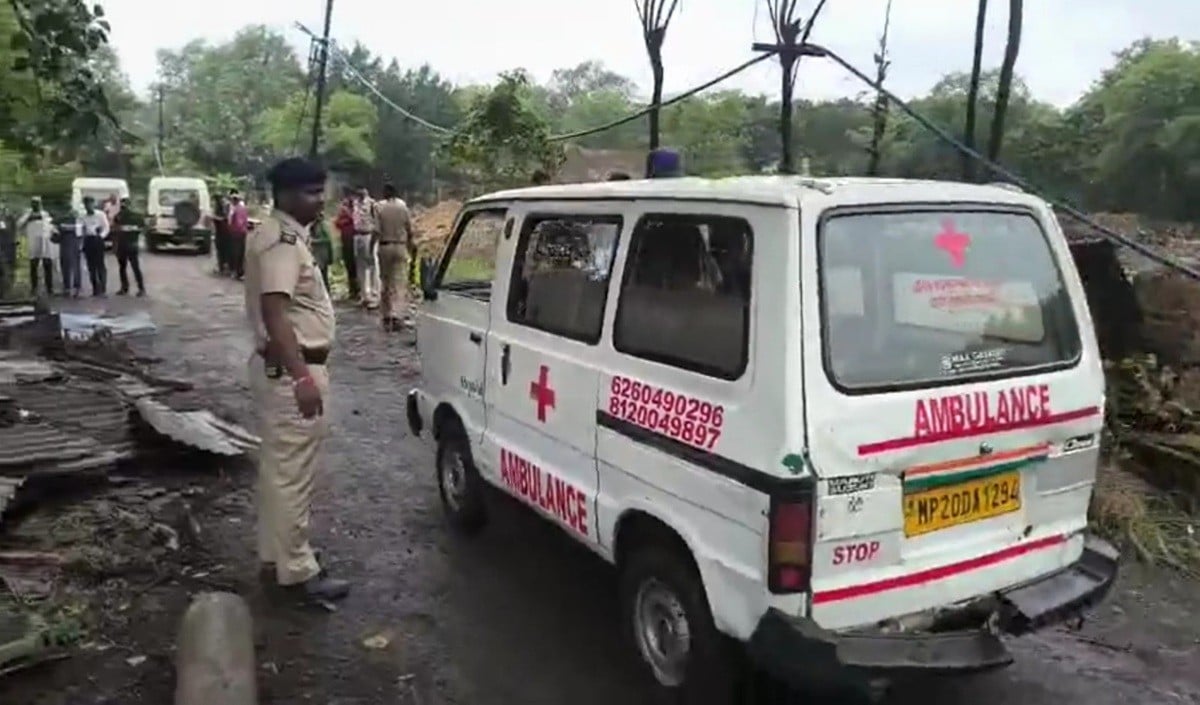 Jabalpur Factory Incident: भारी बारिश के बीच जर्जर दीवार गिरने से 2 मजदूरों की मौत, Contractor की सफाई ने खड़े किए सवाल