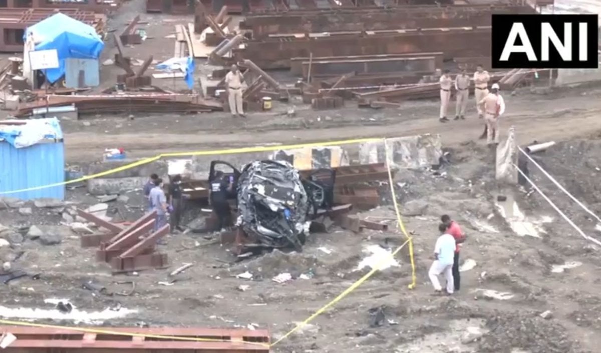 मरीन ड्राइव से हाजी अली जा रही BMW पुल से नीचे गिरी, 3 की मौत