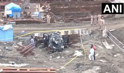 मरीन ड्राइव से हाजी अली जा रही BMW पुल से नीचे गिरी, 3 की मौत