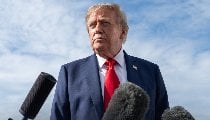 Donald Trump ने रूस प्रतिबंध कानून पर किए साइन, भारत पर मंडराया 100% शुल्क का खतरा