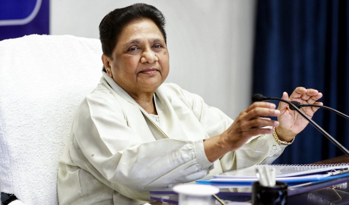 आकाश के बाद अब दीपिका भी बाहर, Mayawati ने अब ईशान आनंद को दिया मौका
