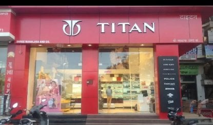 Premium Watch सेगमेंट में बढ़त के लिए छोटी घड़ी कंपनियों में निवेश की तैयारी में Titan