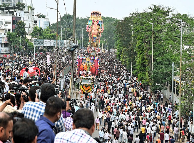 श्रद्धालुओं ने धूमधाम से दी गणपति बप्पा को विदाई श्रद्धालुओं ने धूमधाम से दी गणपति बप्पा को विदाई