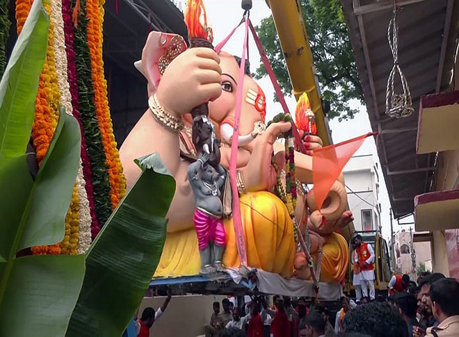 श्रद्धालुओं ने धूमधाम से दी गणपति बप्पा को विदाई श्रद्धालुओं ने धूमधाम से दी गणपति बप्पा को विदाई