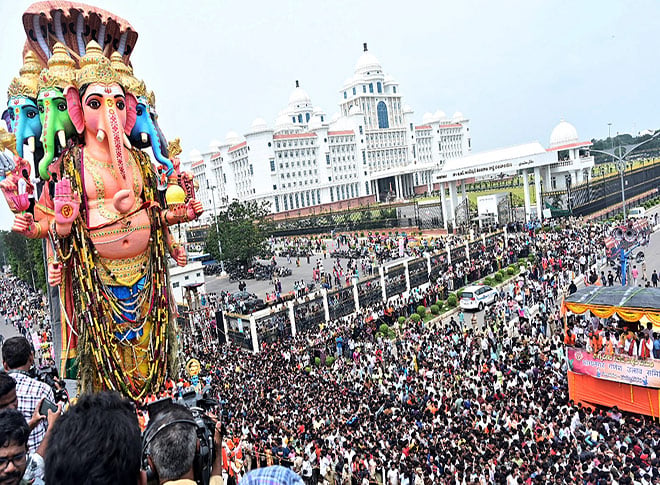 श्रद्धालुओं ने धूमधाम से दी गणपति बप्पा को विदाई श्रद्धालुओं ने धूमधाम से दी गणपति बप्पा को विदाई