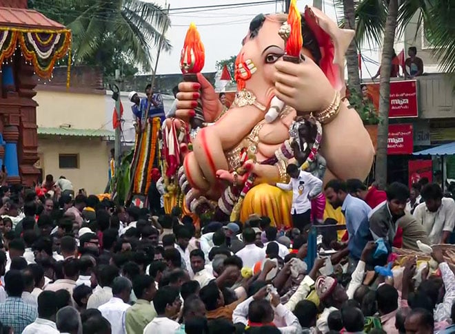 श्रद्धालुओं ने धूमधाम से दी गणपति बप्पा को विदाई श्रद्धालुओं ने धूमधाम से दी गणपति बप्पा को विदाई
