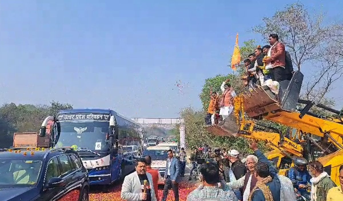 BJP अध्यक्ष Nitin Nabin के स्वागत में Meerut Toll Plaza पर सजी बुलडोज़र की कतार