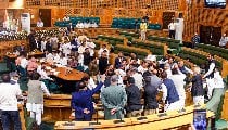 Jammu and Kashmir Assembly में जबरदस्त हंगामा, विधानसभा अध्यक्ष भी बोले पड़े, 'गुंडागर्दी नहीं चलेगी'