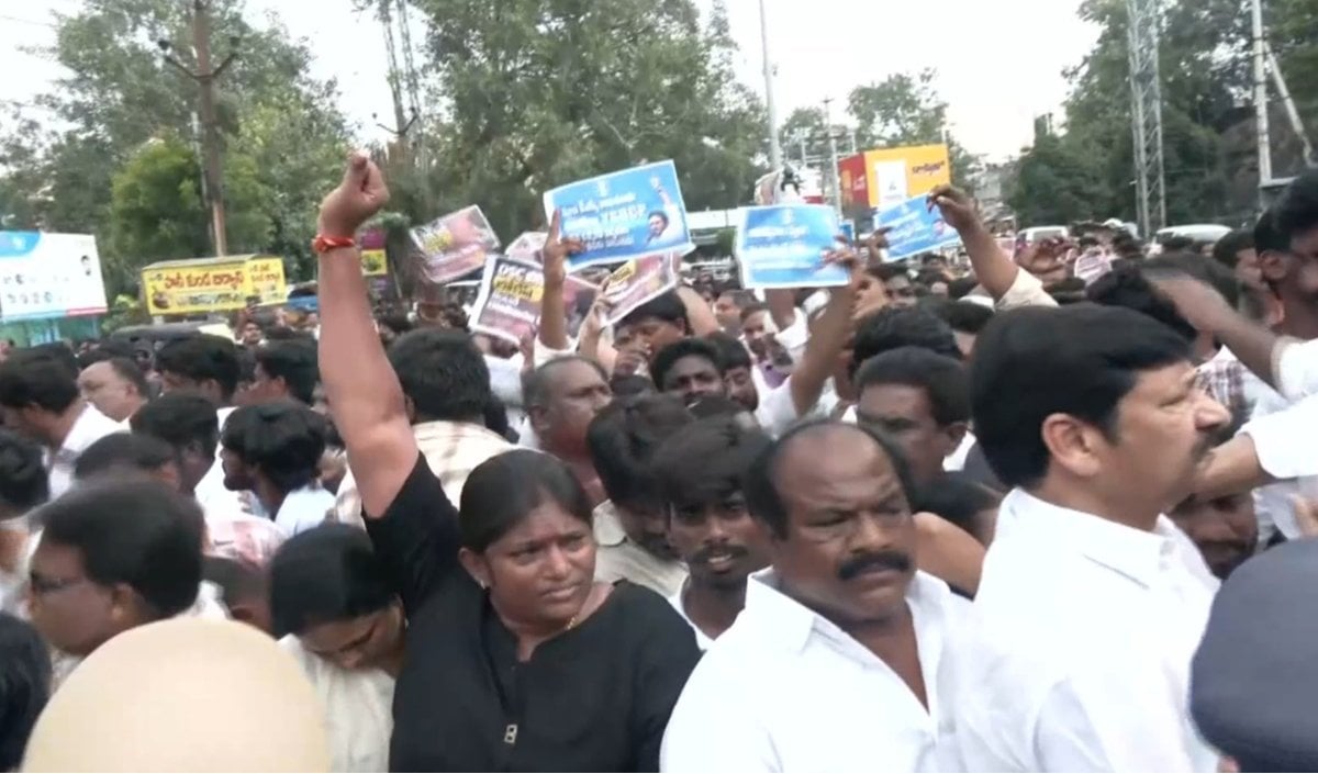 Mega DSC विरोध पर पुलिस लाठीचार्ज, YSRCP नेताओं ने की CBI जांच की मांग