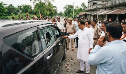 Assam में Gaurav Gogoi और Bhupesh Baghel के काफिले पर पथराव, BJP पर हमला करने का आरोप