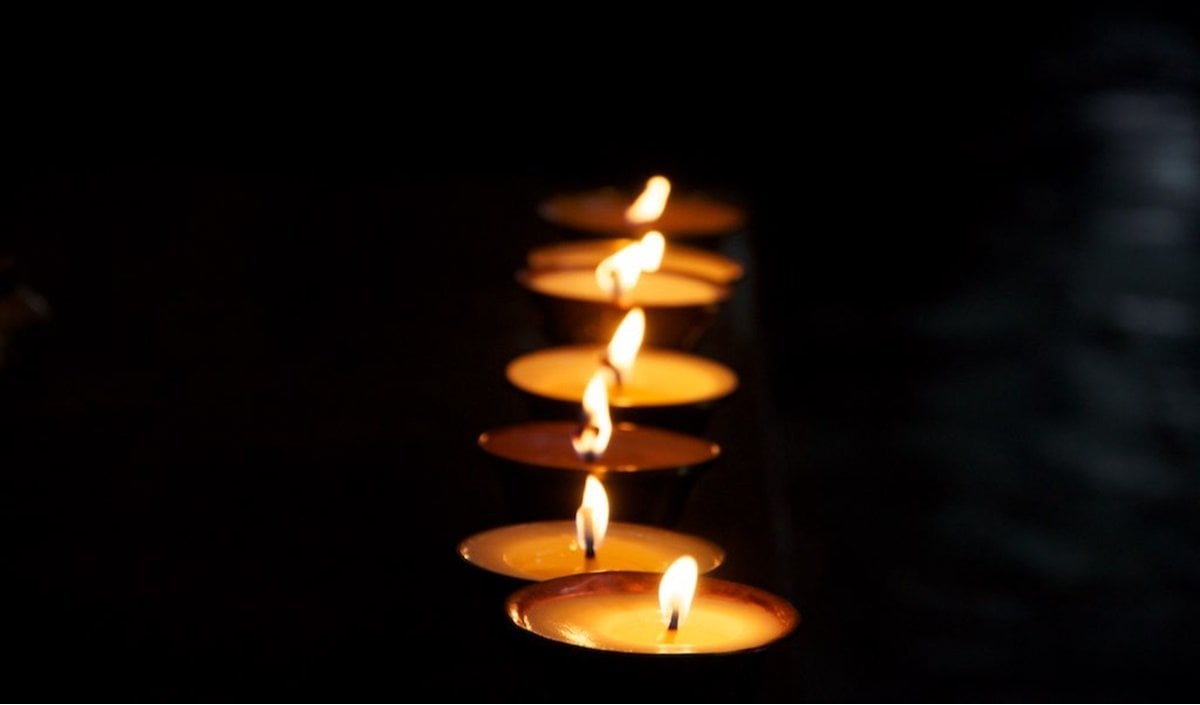Puja Diya Rules: पूजा में रुई और कलावे की बाती का अलग महत्व, समय और उद्देश्य के अनुसार करें चयन​