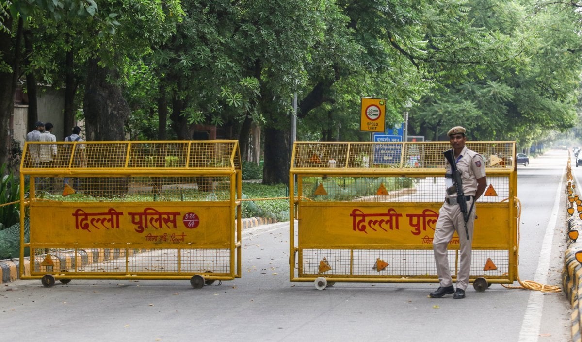 दिल्ली में फिर खड़ा हुआ सुरक्षा पर बड़ा सवाल! फर्जी पुलिसकर्मी बनकर 17 वर्षीय किशोरी से गैंगरेप, मुख्य आरोपी गिरफ्तार, 14 दिनों में चौथा मामला
