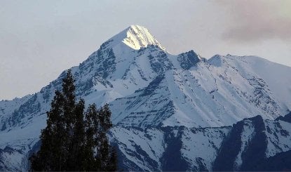 पिघलते ग्लेशियर और खोखले होते पहाड़ः चेतावनी सुने