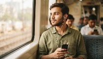 Earbuds छोड़ Wired Earphones और MP3 Player अपना रहे युवा, डिजिटल थकान बनी वजह Earbuds छोड़ Wired Earphones और MP3 Player अपना रहे युवा, डिजिटल थकान बनी वजह