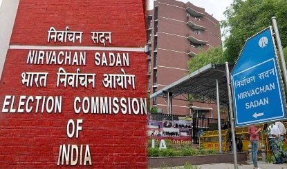 Prabhasakshi NewsRoom: Election Commission में अंदरूनी घमासान! SIR और वोटर डेटा पर दो चुनाव आयुक्तों ने ही उठाए गंभीर सवाल, Indian Express Report से मचा बवाल