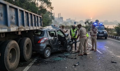 Jamshedpur के Marine Drive पर खड़े ट्रक से टकराई कार, मंत्री की बेटी समेत 4 की मौत
