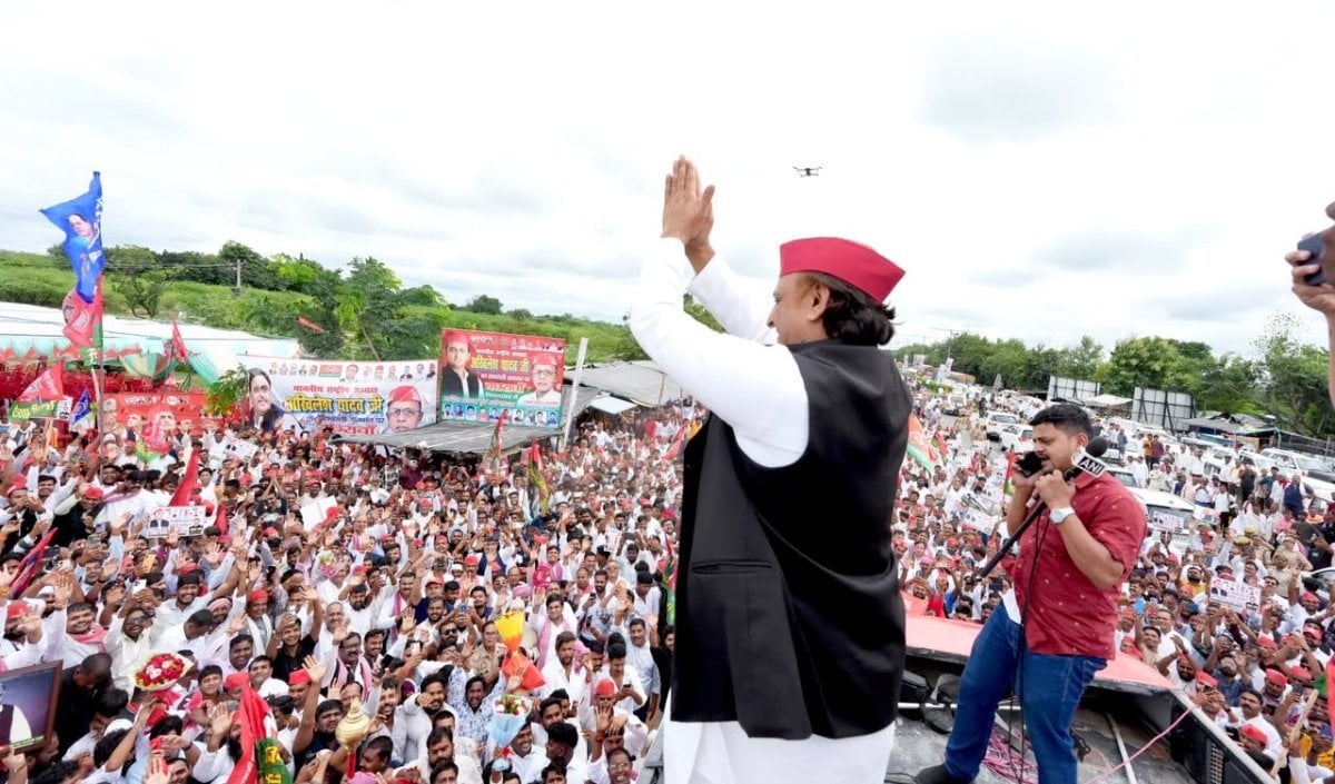 Raebareli पहुंची Akhilesh Yadav की PDA Rath यात्रा, कार्यकर्ताओं का भारी हुजूम जुटा