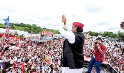 Raebareli पहुंची Akhilesh Yadav की PDA Rath यात्रा, कार्यकर्ताओं का भारी हुजूम जुटा