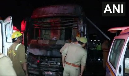 Yamuna Expressway Bus Fire | FIR में बड़ा खुलासा, यात्रियों की चेतावनी के बावजूद स्लीपर बस दौड़ाता रहा ड्राइवर, एक गलती निगल गयी 9 लोगों की जिंदगी