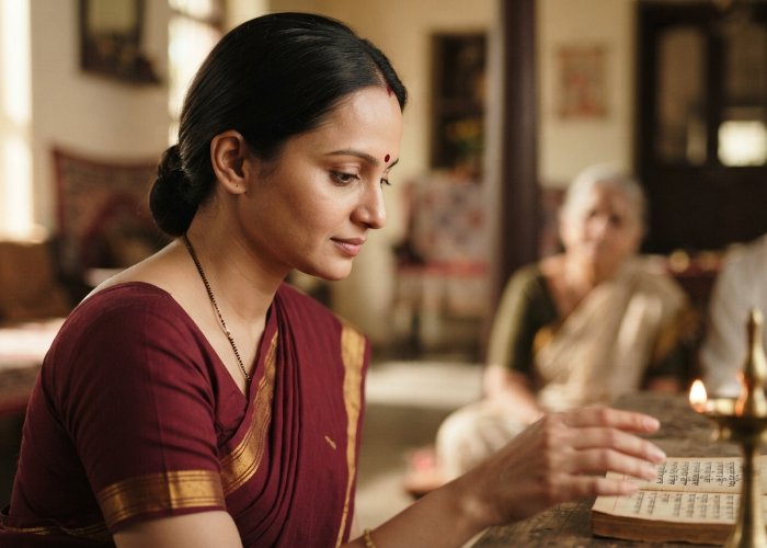 Forehead Personality: इस तरह के माथे वाली महिलाओं पर बरसती है मां लक्ष्मी की कृपा, होती हैं भाग्यशाली