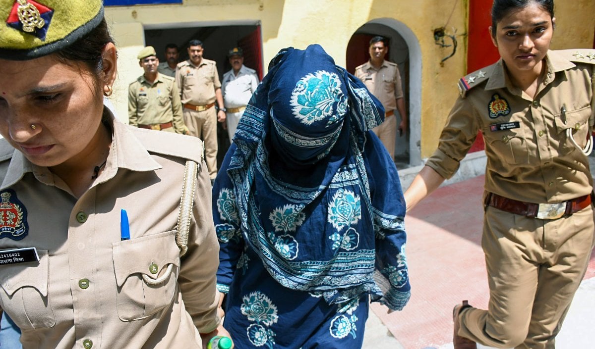 Kanpur Pharma Businessman Murder | 6 लाख की सुपारी, 258 कॉल्स और 20 लाख का कर्ज! कानपुर के फार्मा कारोबारी हत्याकांड का सनसनीखेज सच आया सामने Kanpur Pharma Businessman Murder | 6 लाख की सुपारी, 258 कॉल्स और 20 लाख का कर्ज! कानपुर के फार्मा कारोबारी हत्याकांड का सनसनीखेज सच आया सामने
