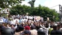 CEC विवाद: दिल्ली से लेकर गुवाहाटी तक कांग्रेस का प्रदर्शन, पटना-चंडीगढ़ में वाटर कैनन से बौछार, हिरासत में कई नेता CEC विवाद: दिल्ली से लेकर गुवाहाटी तक कांग्रेस का प्रदर्शन, पटना-चंडीगढ़ में वाटर कैनन से बौछार, हिरासत में कई नेता