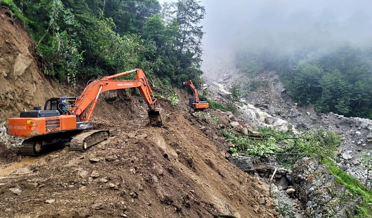 Sikkim Landslide | सिक्किम में भारी बारिश के बाद भूस्खलन से तबाही! मलबे के गांव की ओर बहने से कई घर नष्ट, देखें खौफनाक VIDEO