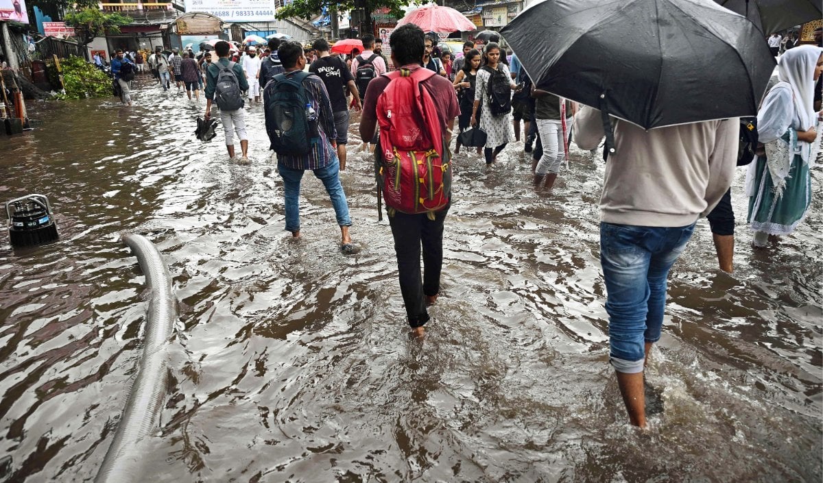 Chhattisgarh Heavy Rainfall | छत्तीसगढ़ में भारी बारिश और बाढ़ जैसे हालात के बीच स्कूलों में छुट्टी का ऐलान, जानें कब फिर से खुलेंगे स्कूल