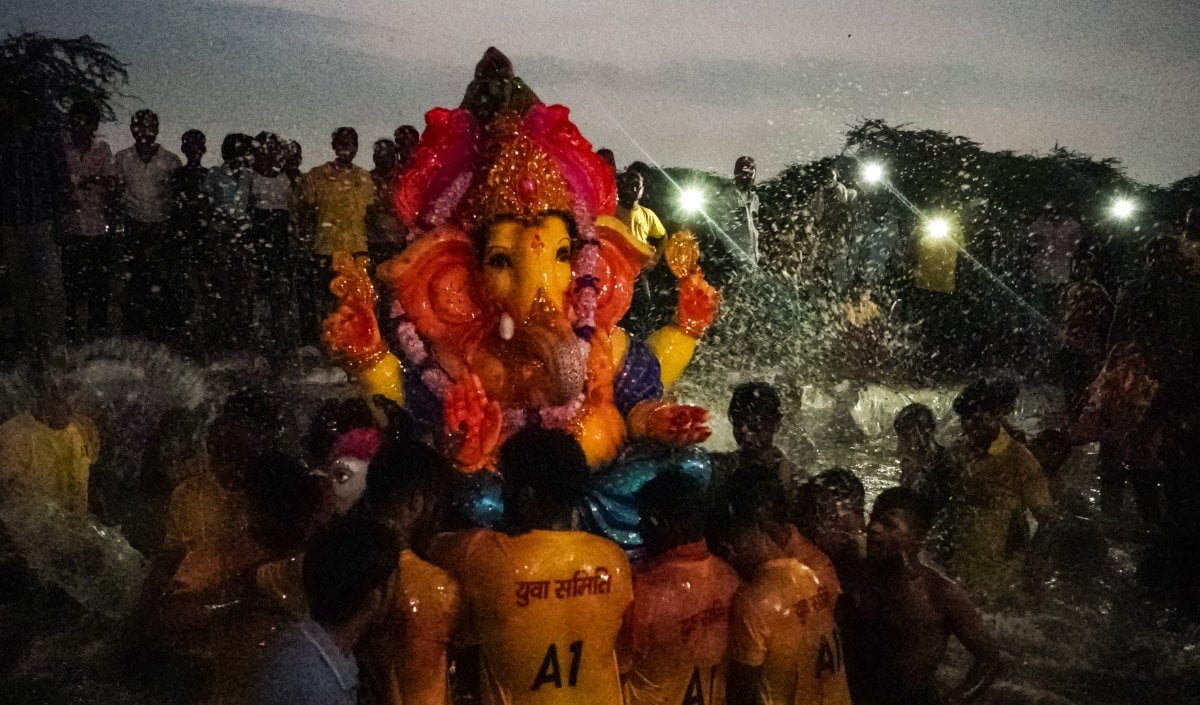 Ganesh visarjan Mumbai | जयकारों, ढोल-ताशों और अश्रुपूरित आंखों से बप्पा को विदाई, अंतिम दिन 16,000 से अधिक प्रतिमाओं का विसर्जन