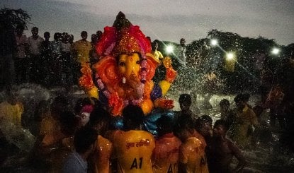 Ganesh visarjan Mumbai | जयकारों, ढोल-ताशों और अश्रुपूरित आंखों से बप्पा को विदाई, अंतिम दिन 16,000 से अधिक प्रतिमाओं का विसर्जन
