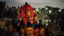 Ganesh visarjan Mumbai | जयकारों, ढोल-ताशों और अश्रुपूरित आंखों से बप्पा को विदाई, अंतिम दिन 16,000 से अधिक प्रतिमाओं का विसर्जन