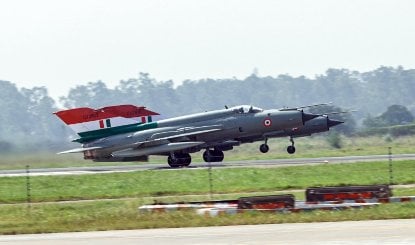 6 दशकों तक दुश्मनों को डराने वाला MiG 21, रिटायर होकर भी शांत नहीं हुआ 