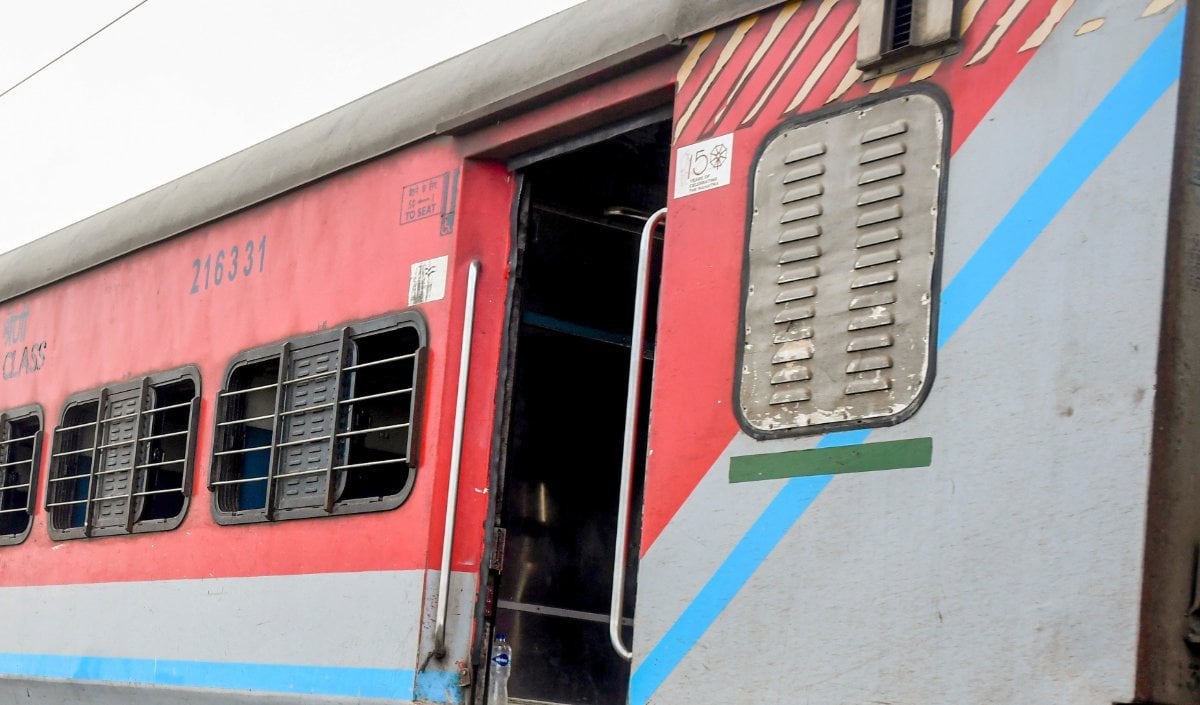 Nagpur-Mumbai Duranto Express पर पत्थरबाजी, शीशा टूटने से यात्री घायल, रेलवे की चेतावनी-