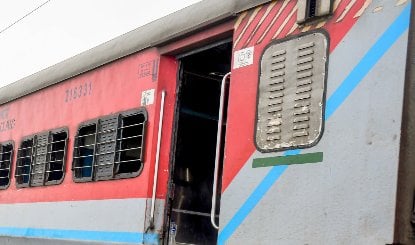 Nagpur-Mumbai Duranto Express पर पत्थरबाजी, शीशा टूटने से यात्री घायल, रेलवे की चेतावनी-