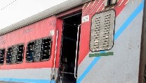 Nagpur-Mumbai Duranto Express पर पत्थरबाजी, शीशा टूटने से यात्री घायल, रेलवे की चेतावनी- 'ट्रेन पर पत्थर फेंका तो भुगतनी होगी 10 साल की जेल'