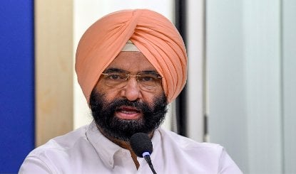 Delhi Pollution रोकने के लिए Construction Ban, Parking Charges डबल करने और Work From Home की नीति का ऐलान