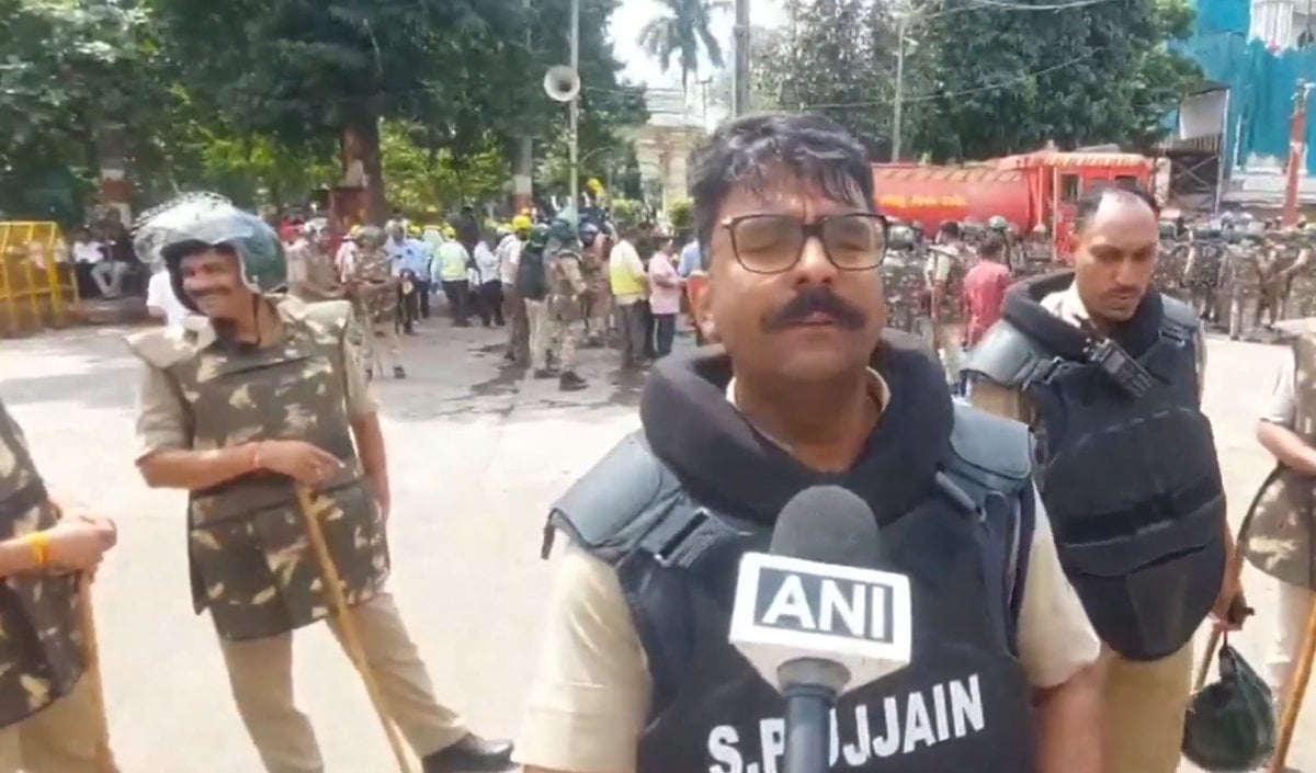 Ujjain में विकास के लिए मंदिर टूटे, CM का घर टूटा, मस्जिद की बारी आई तो प्रशासन पर बरसने लगे पत्थर! धर्म बड़ा है या देश?