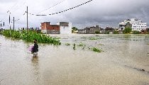 Uttar Pradesh के कई जिलों में भारी बारिश ने मचाया कहर, 60 से ज्यादा मौतें, हजारों मकान तबाह, फसलें बर्बाद, कई जिलों में नदियाँ उफान पर