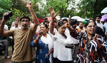 Delhi Police HQ पर AAP का प्रदर्शन, Parvesh Verma पर FIR की मांग के बीच हिरासत में कई नेता
