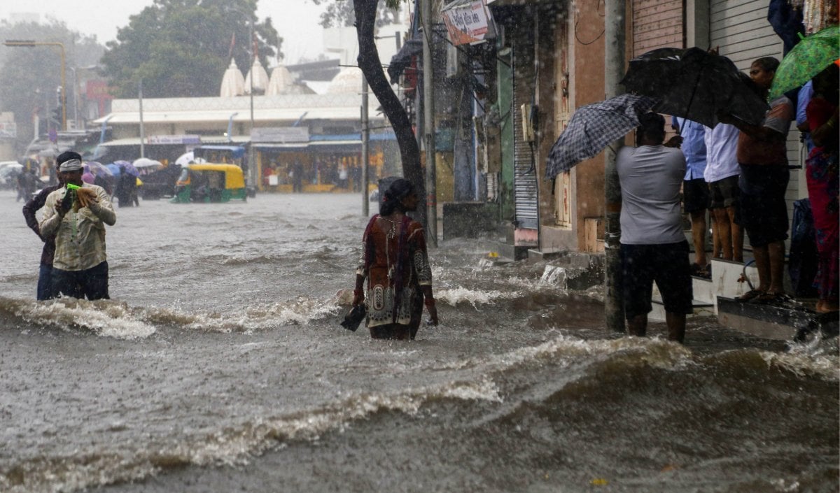 Uttar Pradesh Weather Alert | यूपी में मौसम का बदला मिजाज! कुशीनगर के पास टूटा तटबंध, कई गांव जलमग्न, सीएम योगी ने दिए राहत-बचाव के सख्त निर्देश