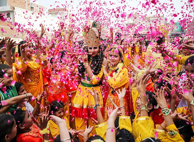 सजकर तैयार हैं नटखट बाल-गोपाल