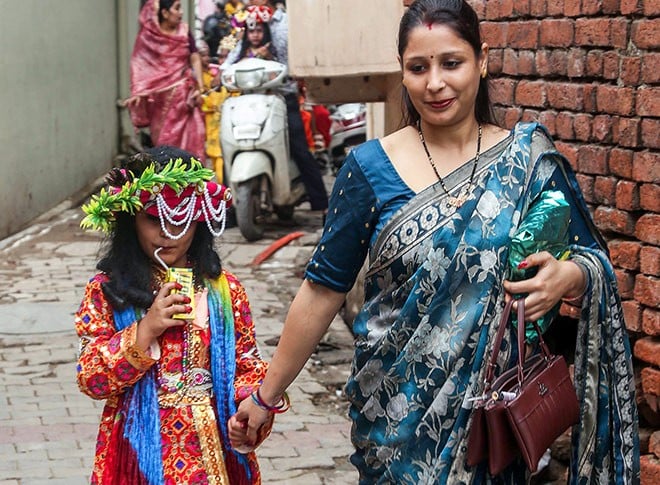 सजकर तैयार हैं नटखट बाल-गोपाल