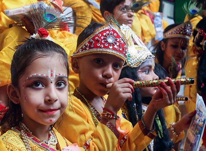 सजकर तैयार हैं नटखट बाल-गोपाल