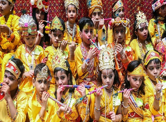 सजकर तैयार हैं नटखट बाल-गोपाल