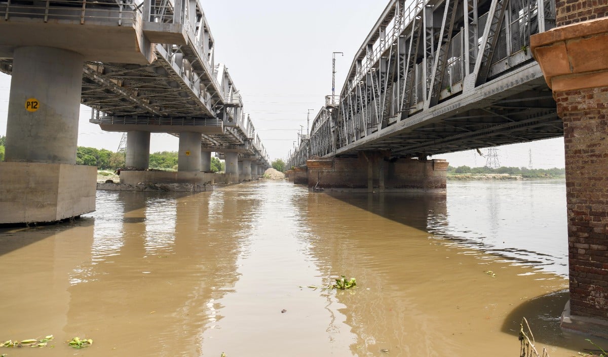 Hathnikund Barrage Accident | हथिनीकुंड बैराज में सैन्य अभ्यास के दौरान बड़ा हादसा, यमुना में बहे आर्मी जवान का शव सहारनपुर में मिला | Video 