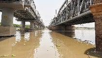 Hathnikund Barrage Accident | हथिनीकुंड बैराज में सैन्य अभ्यास के दौरान बड़ा हादसा, यमुना में बहे आर्मी जवान का शव सहारनपुर में मिला | Video 